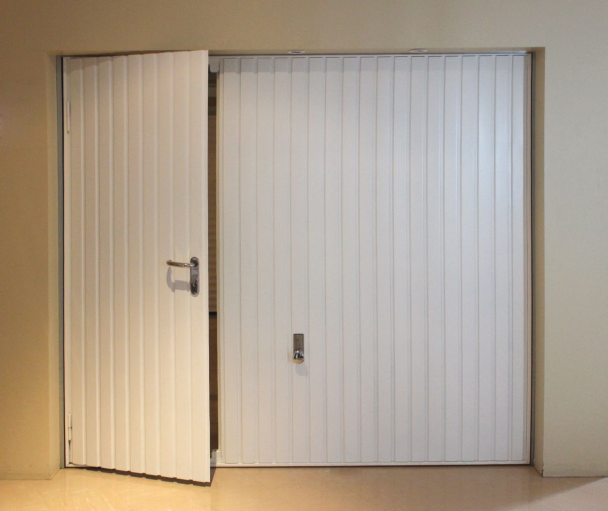 Porte-de-garage-basculante-à-portillon-gauche-motif-126-...